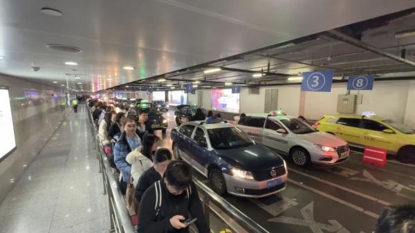 每小时突破30000人！记者直击虹桥枢纽返程客流峰值夜