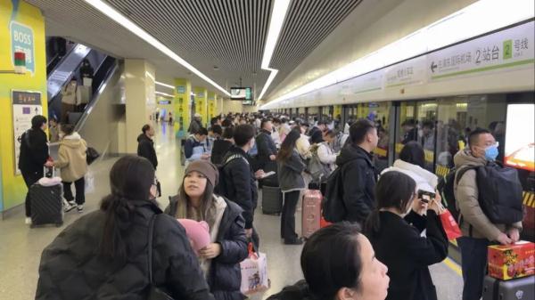 每小时突破30000人！记者直击虹桥枢纽返程客流峰值夜