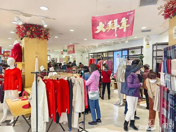 最后一周!淮海路上曾经的“潮店”即将闭店,老客人回来“扫货”...未来,市民期待→ 最后一周!淮海路上曾经的“潮店”即将闭店,老客人回来“扫货”...未来,市民期待→