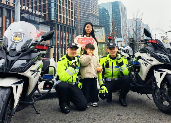 护航春运旅途！成都交警暖心安排