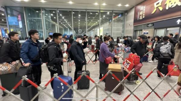 每小时突破30000人！记者直击虹桥枢纽返程客流峰值夜