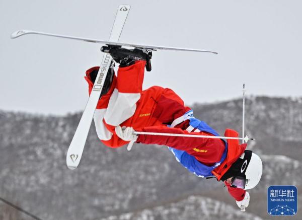 全冬会|自由式滑雪公开组男子雪上技巧：北京队选手龙昊夺冠