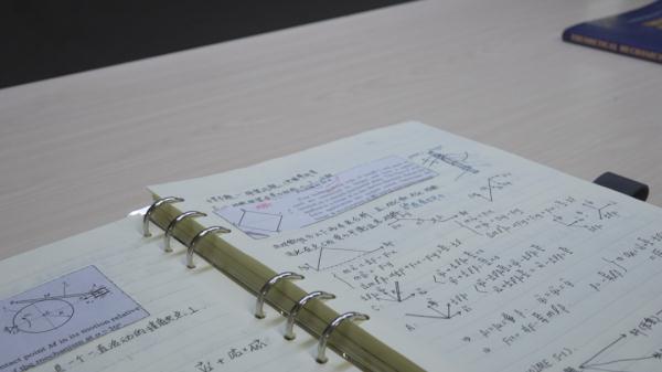 还没上过专业课的大一新生，拿下大奖！自学笔记足足40页......网友：这就是天才加汗水