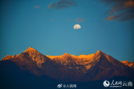 见者好运！大理苍山现日月同辉景观