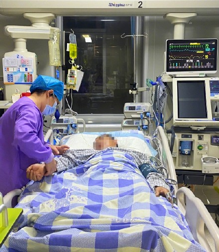 男子遇堵坐车40小时致肺栓塞病危