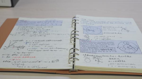 还没上过专业课的大一新生，拿下大奖！自学笔记足足40页......网友：这就是天才加汗水