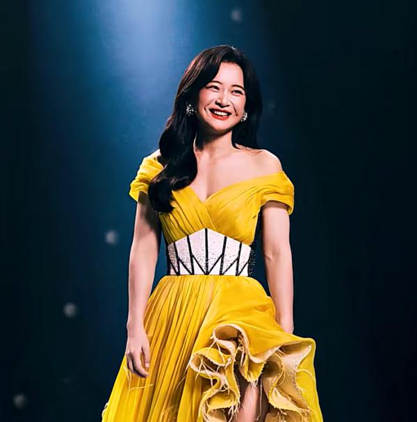 晚礼服+大波浪!两个贾玲隔空对唱 晚礼服+大波浪!两个贾玲隔空对唱