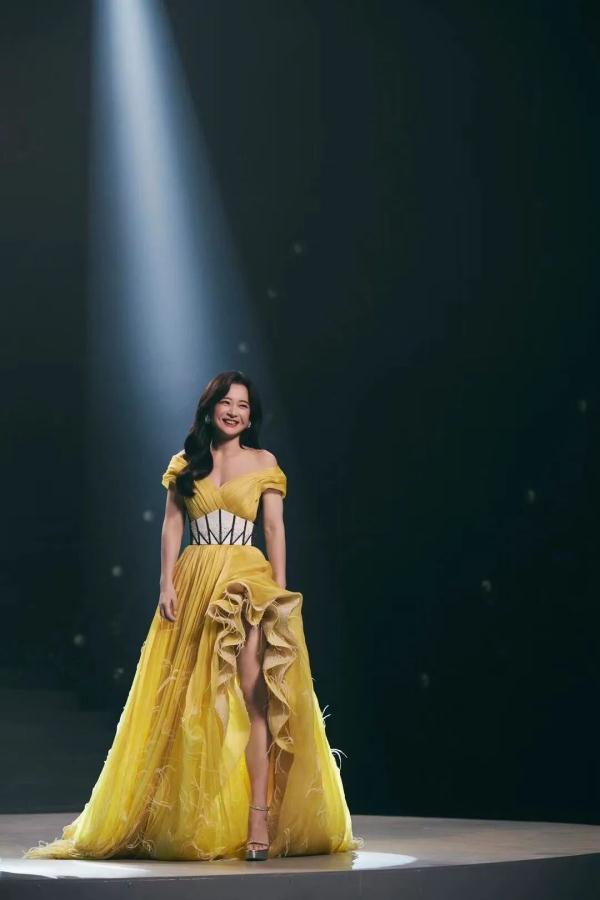 贾玲大波浪晚礼服惊艳网友！专家：贾玲减肥的案例普通人可以复刻