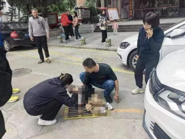 紧急!3岁男孩被压车底!厦门市民合力救援! 紧急!3岁男孩被压车底!厦门市民合力救援!