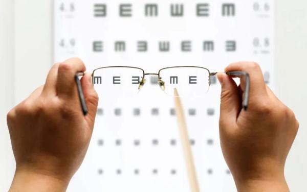 杭州小伙眼睛痒，竟然是眼底破了！这类人要特别警惕