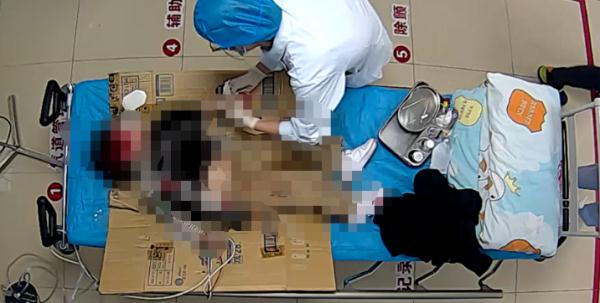 紧急!3岁男孩被压车底!厦门市民合力救援! 紧急!3岁男孩被压车底!厦门市民合力救援!