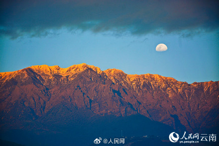 见者好运！大理苍山现日月同辉景观