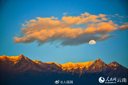 见者好运！大理苍山现日月同辉景观