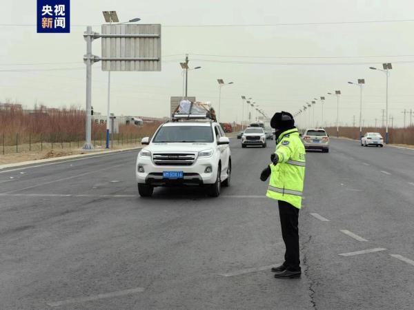 青海茫崖：因大风沙尘天气滞留车辆和人员陆续驶离