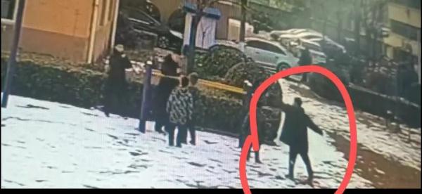 男童把烟花扔进小孩脖子致烧伤,双方家属为治疗问题起争执 男童把烟花扔进小孩脖子致烧伤,双方家属为治疗问题起争执