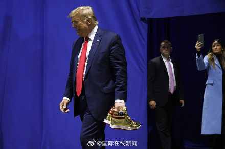 被判罚3.55亿美元后,特朗普开始带货卖鞋 被判罚3.55亿美元后,特朗普开始带货卖鞋