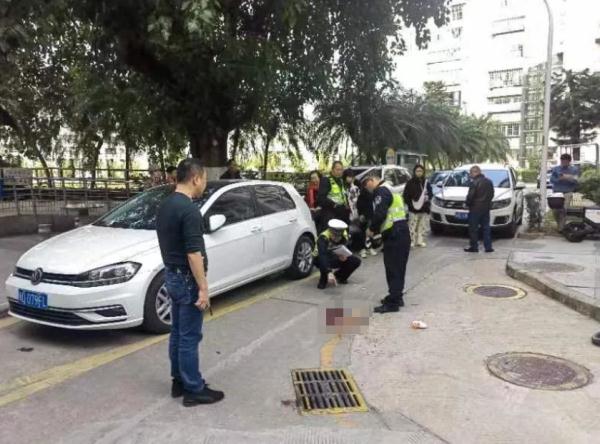 紧急!3岁男孩被压车底!厦门市民合力救援! 紧急!3岁男孩被压车底!厦门市民合力救援!