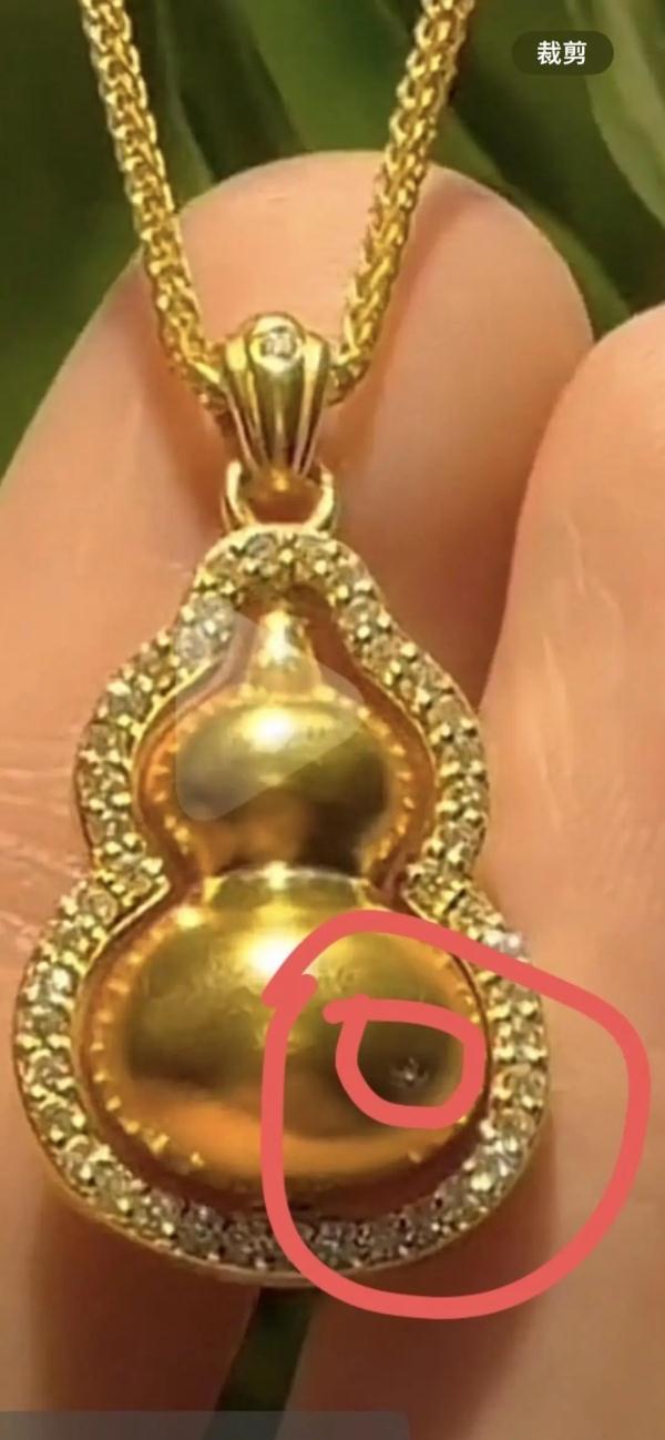 辽宁女子花8000多买黄金吊坠，工艺费要一半？珠宝店：上面镶了一圈钻石
