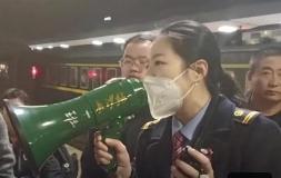 购票乘客挤不上车!长沙站通报→ 购票乘客挤不上车!长沙站通报→