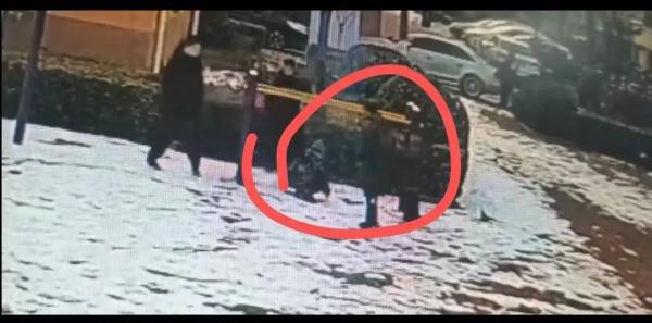 男童把烟花扔进小孩脖子致烧伤,双方家属为治疗问题起争执 男童把烟花扔进小孩脖子致烧伤,双方家属为治疗问题起争执