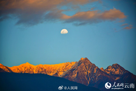 见者好运！大理苍山现日月同辉景观