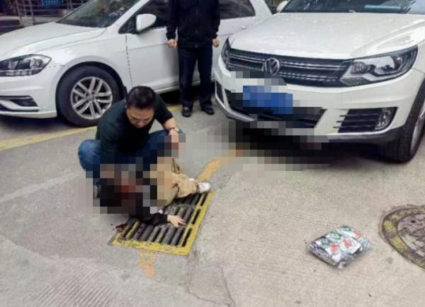 紧急!3岁男孩被压车底!厦门市民合力救援! 紧急!3岁男孩被压车底!厦门市民合力救援!