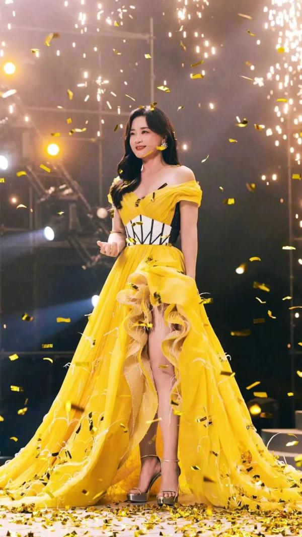 大波浪、晚礼服,贾玲又刷屏热搜 大波浪、晚礼服,贾玲又刷屏热搜