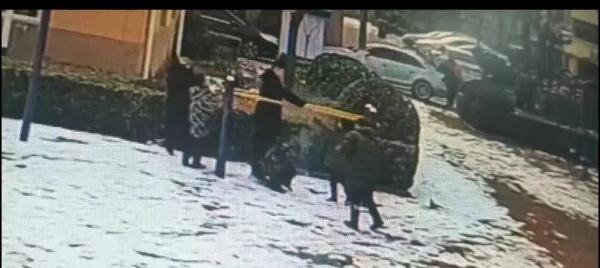 男童把烟花扔进小孩脖子致烧伤,双方家属为治疗问题起争执 男童把烟花扔进小孩脖子致烧伤,双方家属为治疗问题起争执