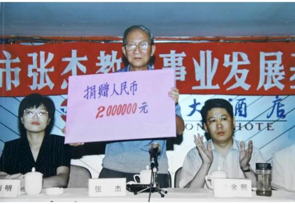 一名香港小贩的离世，为何让一座城动容？