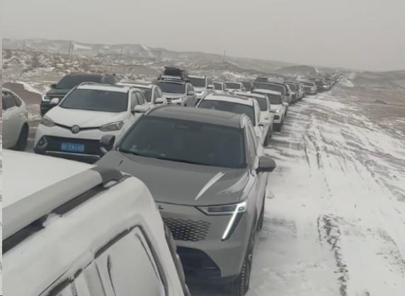 车辆已逐步上路！滞留瓜州旅客：不敢冒险走了，前方大片无人区
