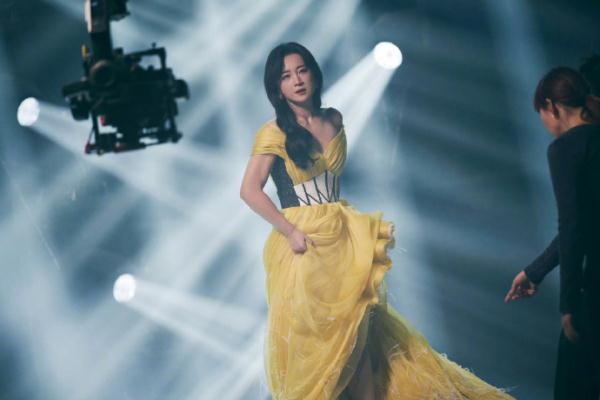 大波浪、晚礼服,贾玲又刷屏热搜 大波浪、晚礼服,贾玲又刷屏热搜