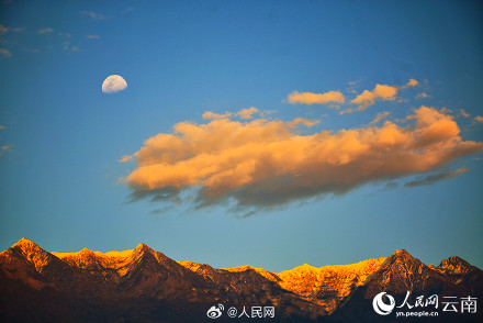 见者好运！大理苍山现日月同辉景观