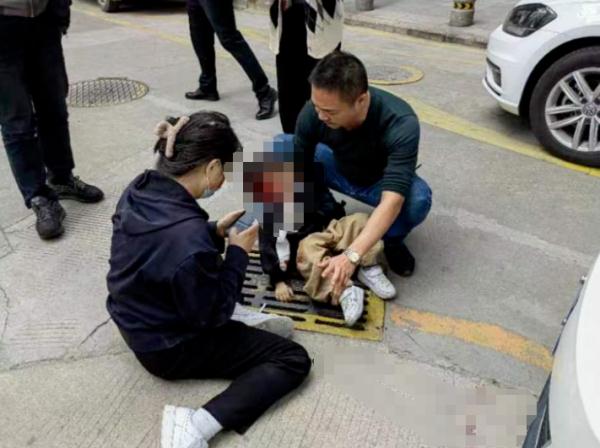 紧急!3岁男孩被压车底!厦门市民合力救援! 紧急!3岁男孩被压车底!厦门市民合力救援!