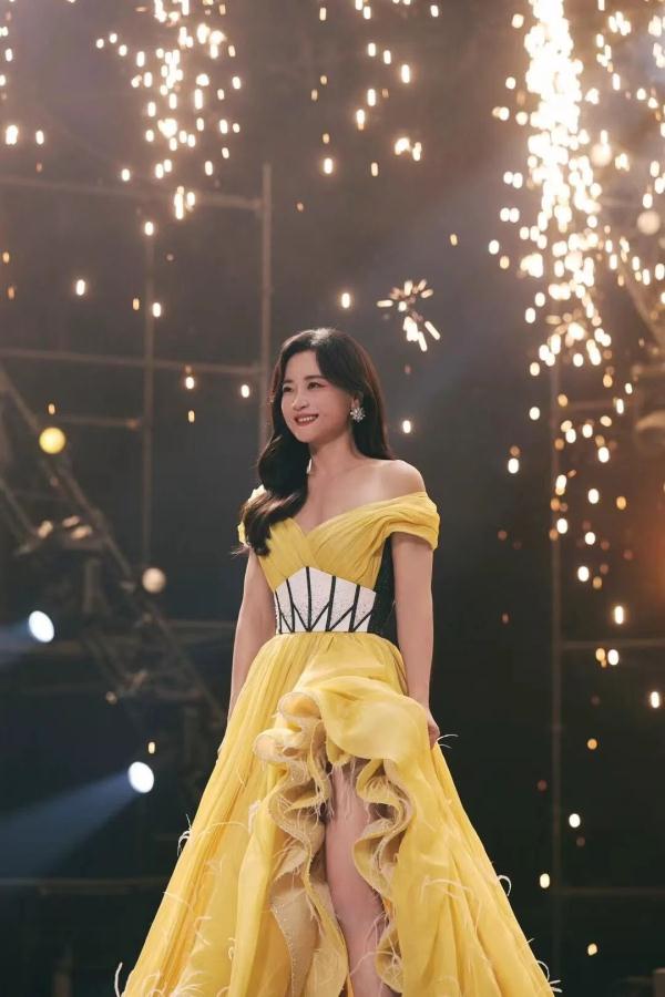 贾玲大波浪晚礼服惊艳网友！专家：贾玲减肥的案例普通人可以复刻