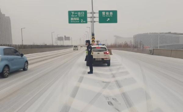“冰雹”雨来袭！郑州这些路段临时管控，河南多条高速禁行