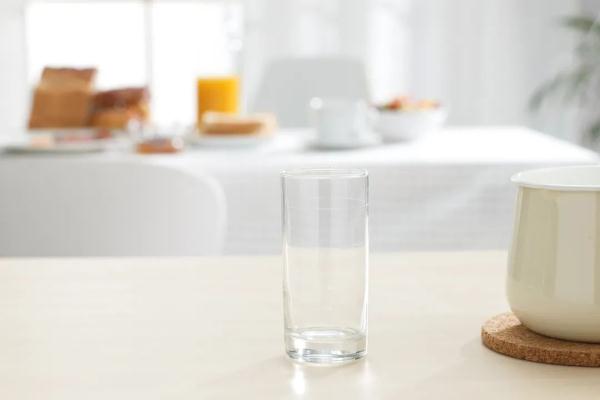 一天要喝够8杯水？专家：你一直坚持的喝水原则可能是错的！