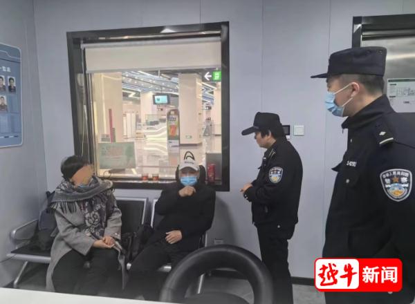 绍兴地铁站，暖心一幕！