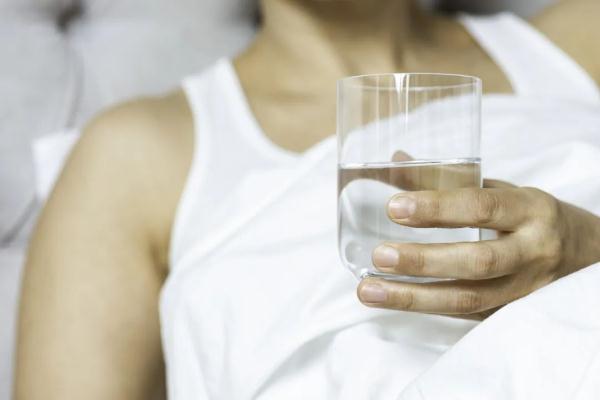 一天要喝够8杯水？专家：你一直坚持的喝水原则可能是错的！