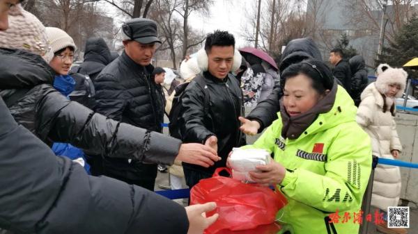 你为游客撑伞的样子，好美！