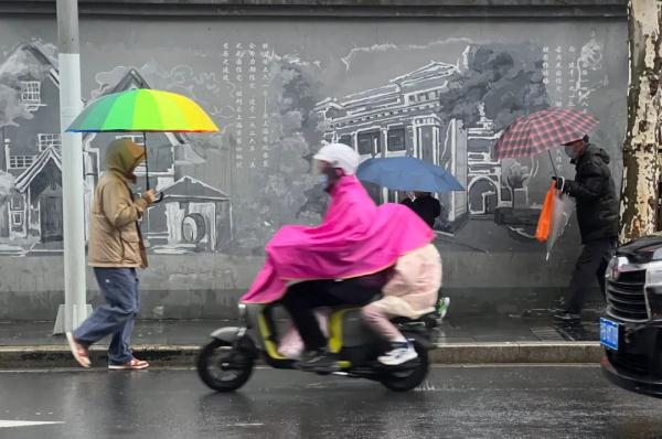 今早打雷闪电下大雨，你被淋湿了吗？上海全天气温低迷，晚上雨更大