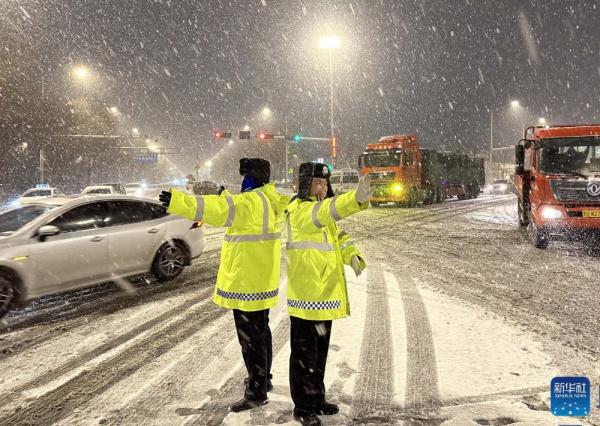 青岛公安：以雪为令保路畅民安