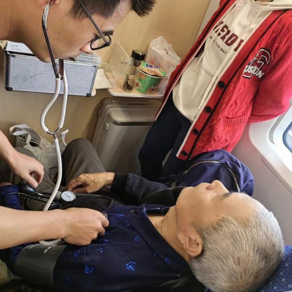 D2294次列车上,杭州医生做的这件事藏不住了! D2294次列车上,杭州医生做的这件事藏不住了!