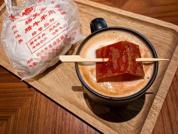 星巴克开始卖“红烧肉拿铁”!有2片猪肉脯...味道像红腐乳汁? 星巴克开始卖“红烧肉拿铁”!有2片猪肉脯...味道像红腐乳汁?