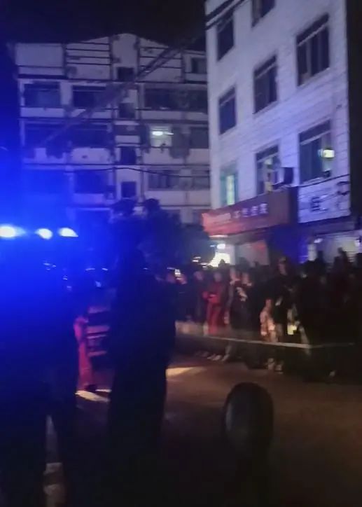 四川一父亲疑酒后把孩子从三楼丢下自己跳楼,当地回应:均无生命危险 四川一父亲疑酒后把孩子从三楼丢下自己跳楼,当地回应:均无生命危险