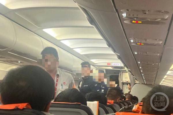 飞行途中旅客充电宝发生爆燃，该航班紧急备降香港