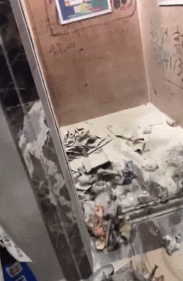 杭州姑娘火冒三丈：在电梯里干这种事，抵制！