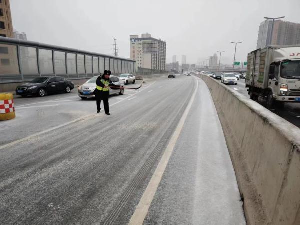 “冰雹”雨来袭！郑州这些路段临时管控，河南多条高速禁行
