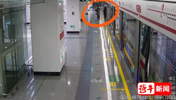 绍兴地铁站，暖心一幕！