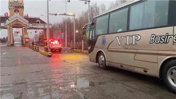 雨雪封路，49名游客滞留伊春景区……龙江交警这波操作圈粉了