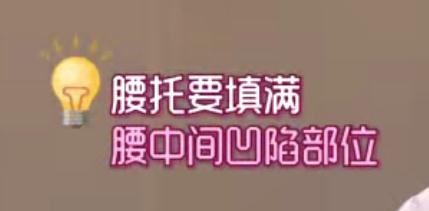 低头玩手机≈脖子上挂五桶水！一条围巾就能缓解颈部不适